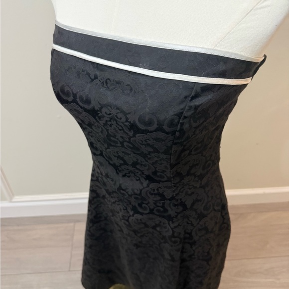 Chic Black Strapless Dress with Pattern - Picture 4 of 7